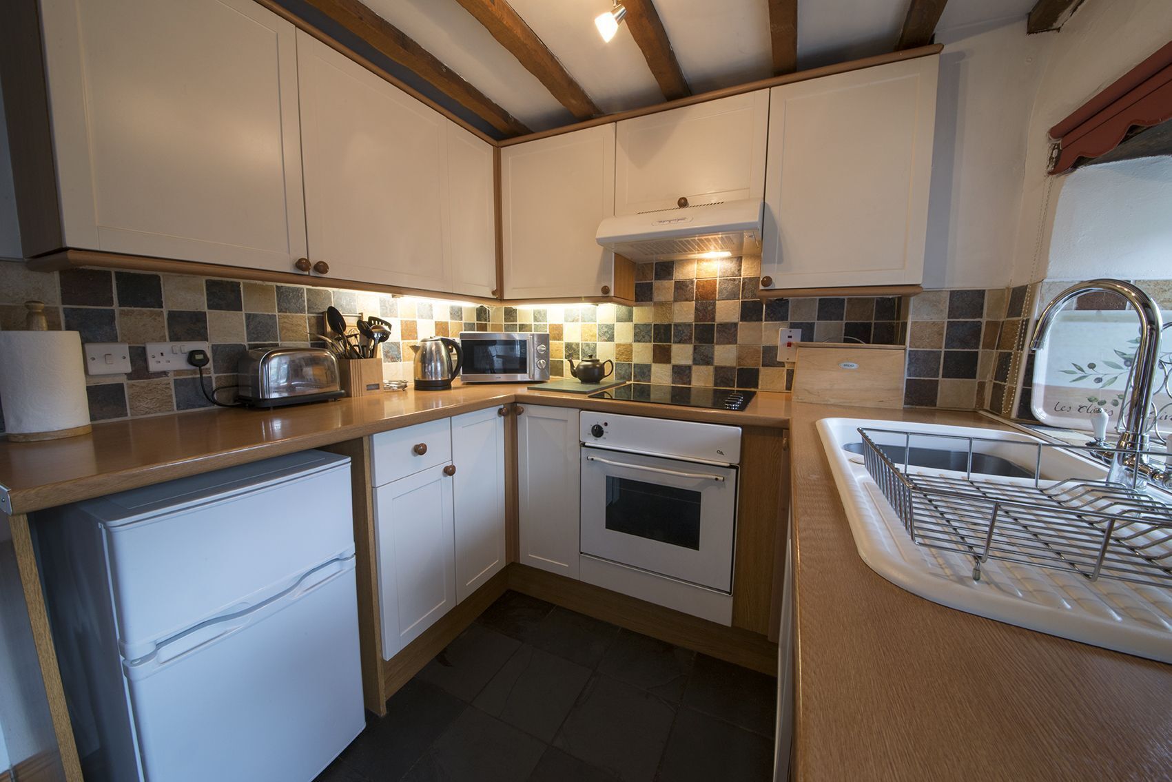 Kjøleskap, mikrobølgeovn, ovn og kokeplater