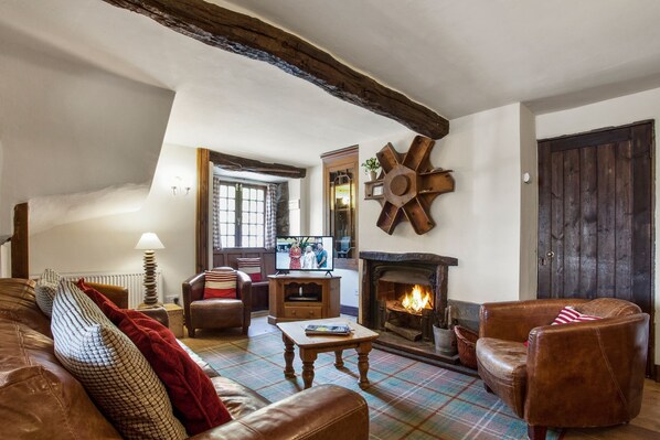 TV, fireplace - Unique Mountain Cottage that sleeps 22 guests in 10 bedrooms with 4 hot tubs (Coniston)