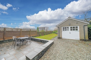 Outdoor dining - Summerbank Cottage, Coniston - luxury cottage sleeping 4 guests  in 2 bedrooms (Coniston)