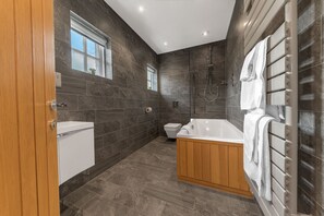 Dusche, Haartrockner, Handtücher