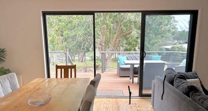 Relaxed and peaceful 2BR home on Wallaga Lake close to Camel Rock Beach