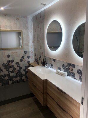Shower, hair dryer, towels - DUINGT centre, Maison 140M2, plage privée, 6Pers. (Duingt)