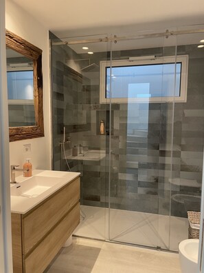 Doccia, asciugacapelli, bidet, asciugamani