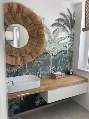 Douche, sèche-cheveux, bidet, serviettes fournies