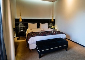 Habitación superior, 1 cama de matrimonio grande | 1 dormitorio, caja fuerte, escritorio y tabla de planchar con plancha