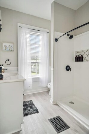 Hair dryer, towels - 16 Guests in City of Canandaigua/3 Min From Venues (Canandaigua)