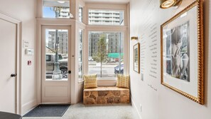 Coin salon dans le hall