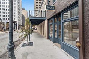 Exterior - The Mary Beth Hotel & Gallery (New Orleans)