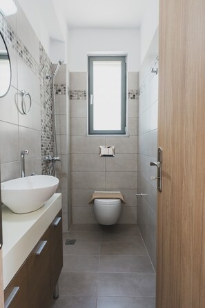 Dusche, Haartrockner, Handtücher, Seife