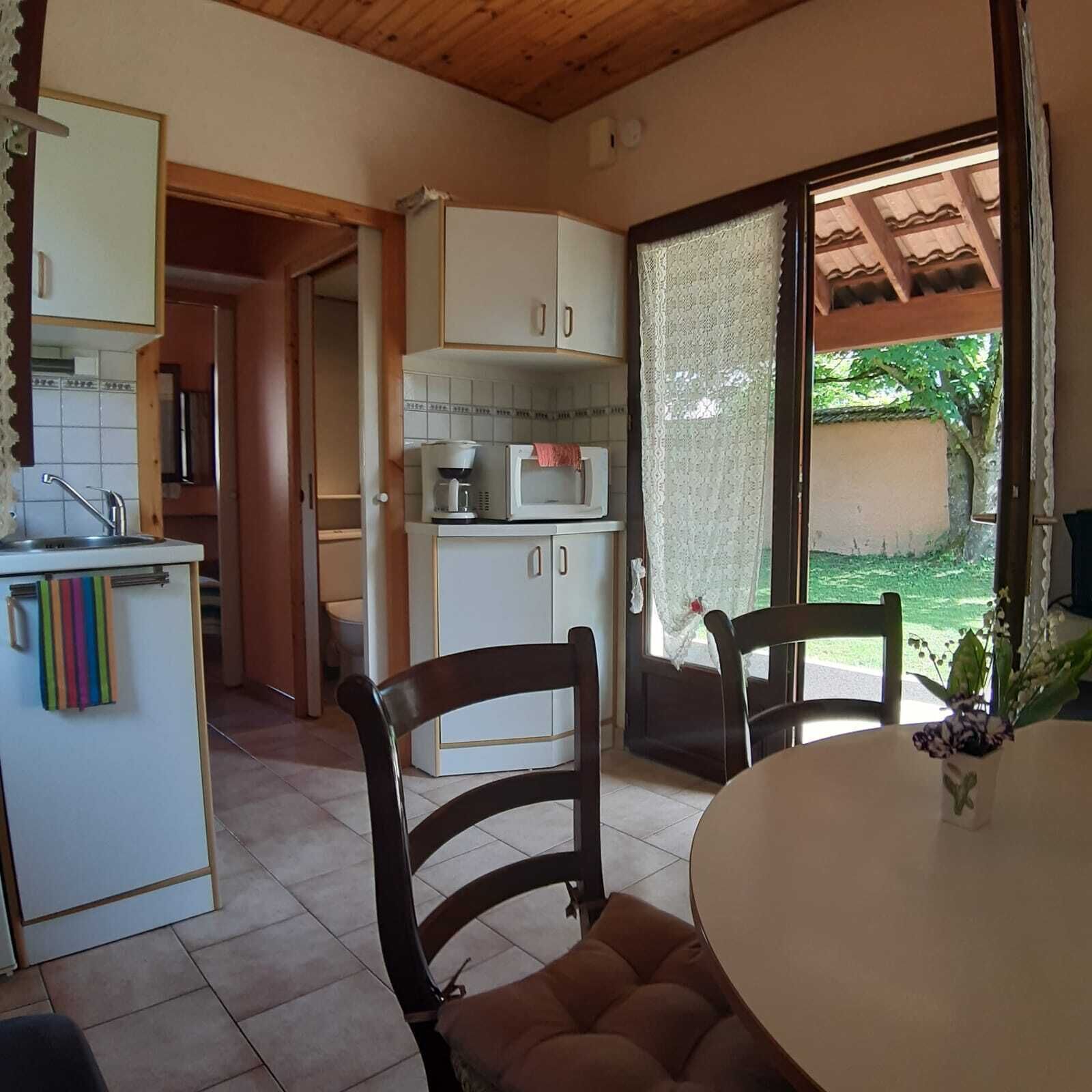 Réfrigérateur, micro-ondes, plaque de cuisson, cafetière/bouilloire