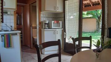 Een koelkast, een microgolfoven, een kookplaat