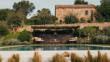 Una piscina al aire libre de temporada