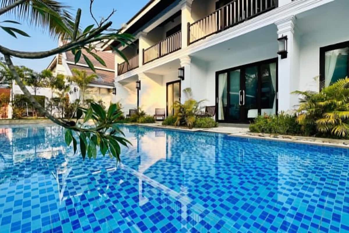 Deluxe Twin Pool access | 1 bedroom, free minibar, individually furnished, desk