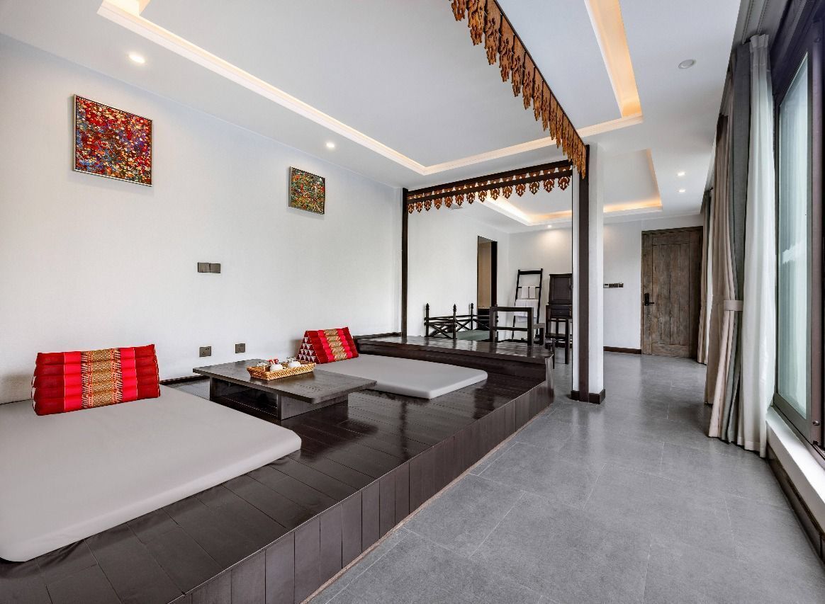 Minibar con artículos gratuitos, muebles diferentes y escritorio 