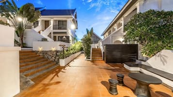 Deluxe Family with Spa Bath | 1 bedroom, free minibar, individually furnished, desk