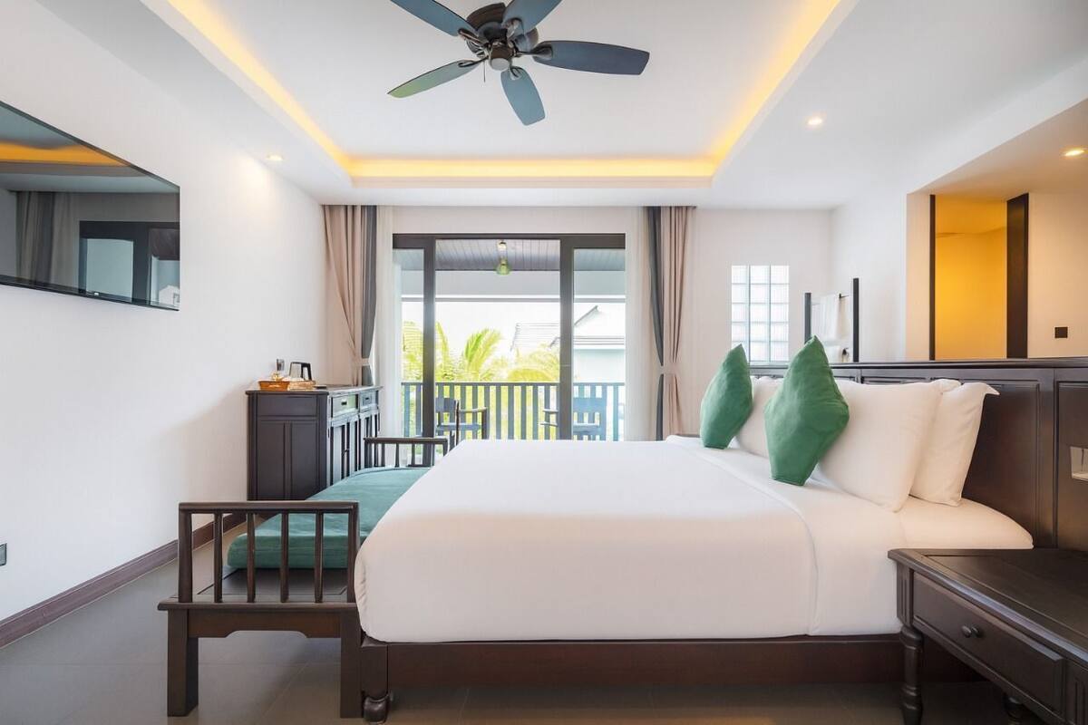 Deluxe double room with balcony | 1 bedroom, free minibar, individually furnished, desk