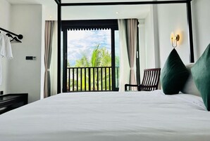 Executive Suite with pool View | Free minibar, individually furnished, desk, laptop workspace