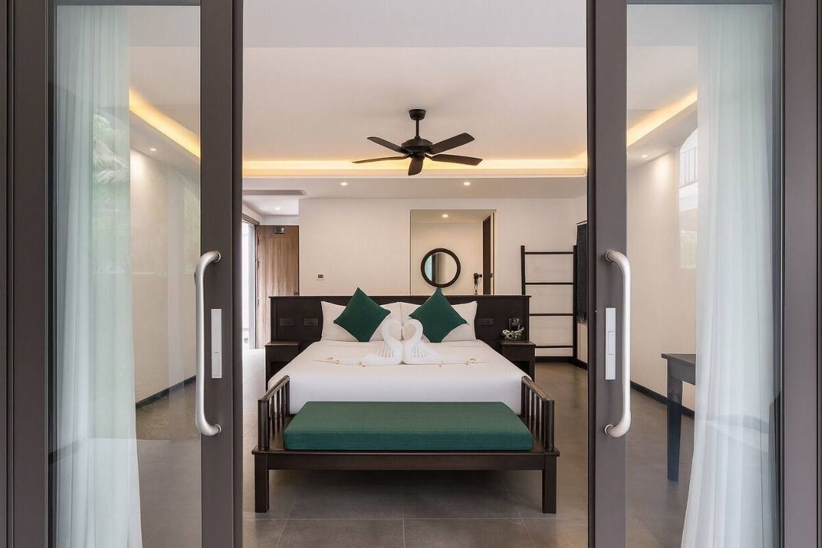 Deluxe double room with spa bath | 1 bedroom, free minibar, individually furnished, desk