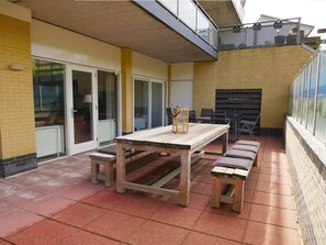 Outdoor dining - Apartment Wijde Blick 011 in Callantsoog. Suitable for 8 people with 4 bedrooms. (Callantsoog)