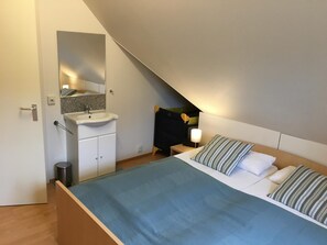 3 soverom, strykejern/-brett, reiseseng for barn og wi-fi