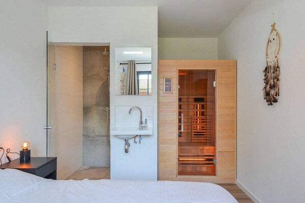 3 bedrooms, travel crib, WiFi