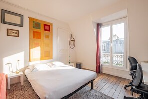 2 bedrooms, WiFi, bed sheets - Theatre in the Sky, by Veeve (Paris)