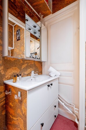 Hair dryer, towels - Theatre in the Sky, by Veeve (Paris)