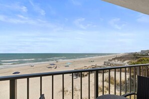 On the beach - Deluxe Oceanfront King Room 3rd Floor (Pawleys Island)
