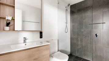 Apartment, 2 Bedrooms | Bilik Mandi | Tuala disediakan, tisu tandas