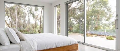 5 slaapkamers, een bureau, een strijkplank/strijkijzer, reisbedje