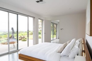 5 chambres, bureau, fer et planche à repasser, lit parapluie