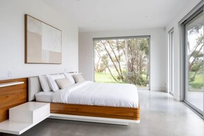 5 dormitorios, escritorio, tabla de planchar con plancha y cuna de viaje