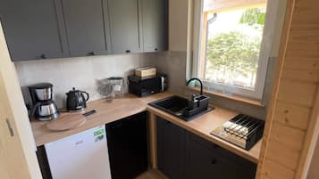 Fridge, microwave, dishwasher, coffee/tea maker