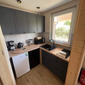 Fridge, microwave, dishwasher, coffee/tea maker - Urokliwy Domek Wakacyjny nad Morzem, Otoczony Lasem Sosnowym (Pustkowo)