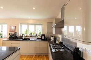 Private kitchen - Luxury Home with Exquisite Art (Glastonbury)