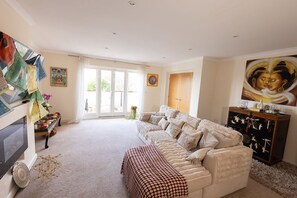 Living area - Luxury Home with Exquisite Art (Glastonbury)