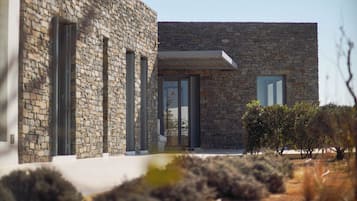Villa, 2 habitaciones, vista al mar | Área de sala de estar | Televisión de pantalla plana