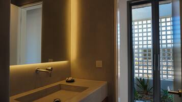 Villa, 2 habitaciones, vista al mar | Baño | Regadera, regadera tipo lluvia, amenidades de baño gratuitas