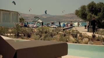 Am Strand, Strandtücher, Schnorcheln, Windsurfen