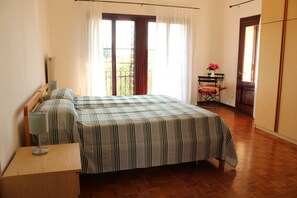 Habitació doble o amb dos llits individuals superior | Cobrellits, escriptori i espai de treball apte per a portàtils 