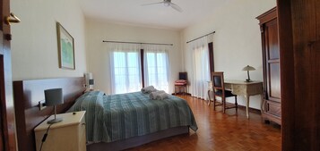 Cubrecamas, escritorio, espacio para trabajar con laptop y wifi gratis 