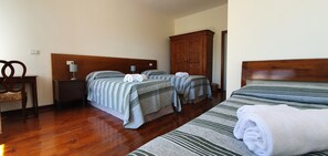 Triple Room | Down comforters, desk, laptop workspace, free WiFi - Villa Flangini (Asolo)