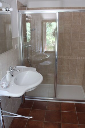 Quadruple Room | Bathroom | Shower, hair dryer, bidet, towels - Villa Flangini (Asolo)