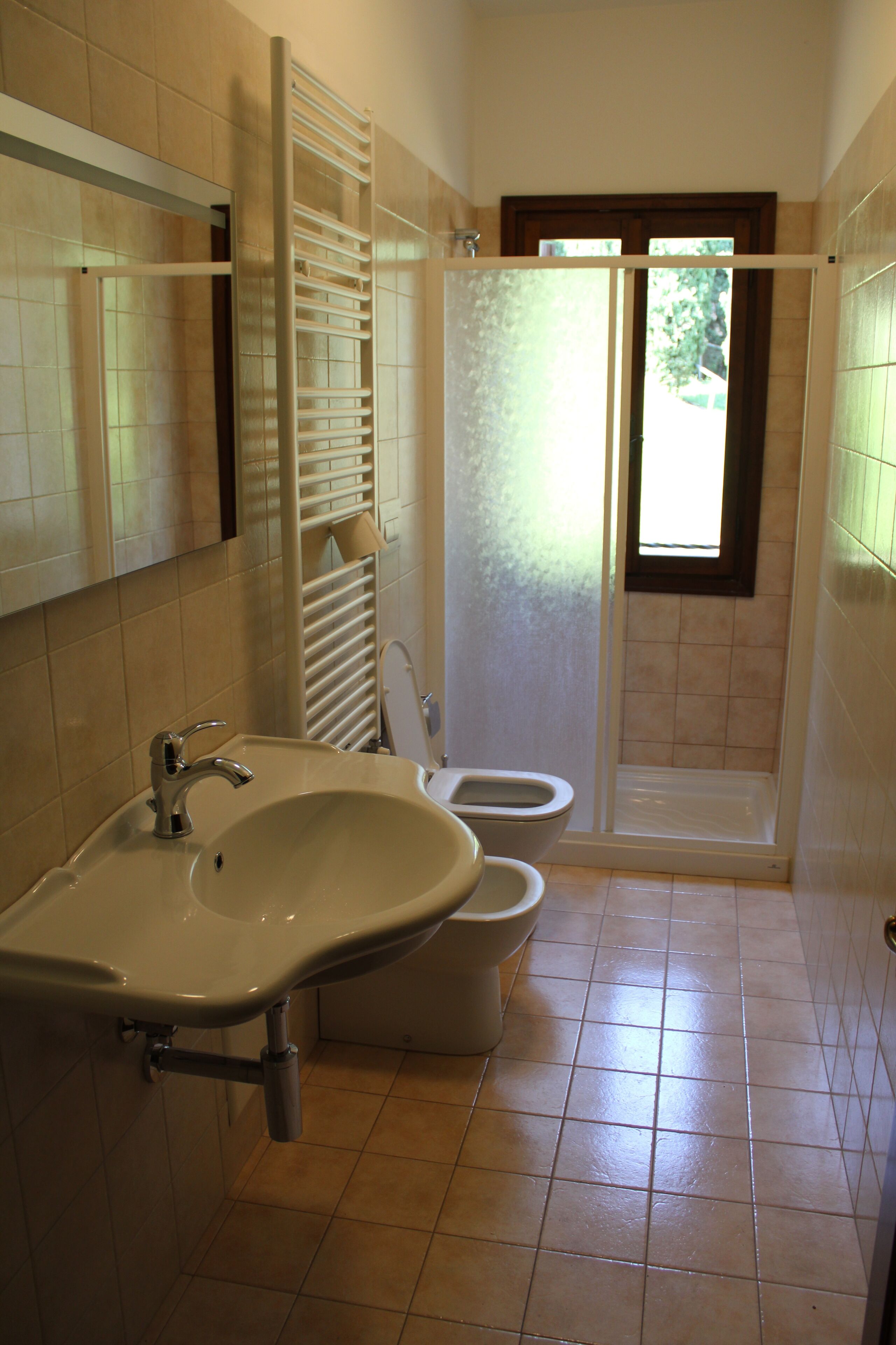 Une salle de bain avec un lavabo, des toilettes et une douche.