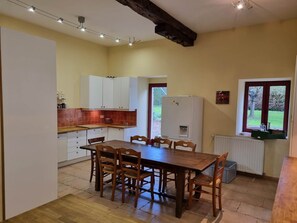 Kühlschrank, Mikrowelle, Ofen, Geschirrspüler