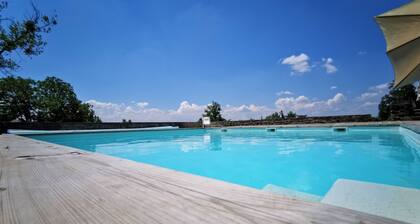 Corps de ferme rénové avec piscine et terrasses paisibles, à 1h30 de Lyon