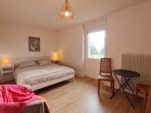 2 bedrooms, desk