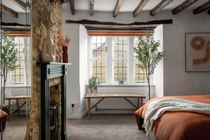 2 bedrooms, iron/ironing board, travel crib, WiFi - Bourton on the Water Scandi Chic Authentic Cottage (Bourton-on-the-Water)