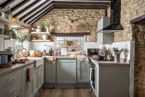 Fridge, microwave, oven, stovetop - Bourton on the Water Country Chic Authentic Cottage (Bourton-on-the-Water)