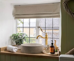 Hair dryer, towels - Bourton on the Water Country Chic Authentic Cottage (Bourton-on-the-Water)